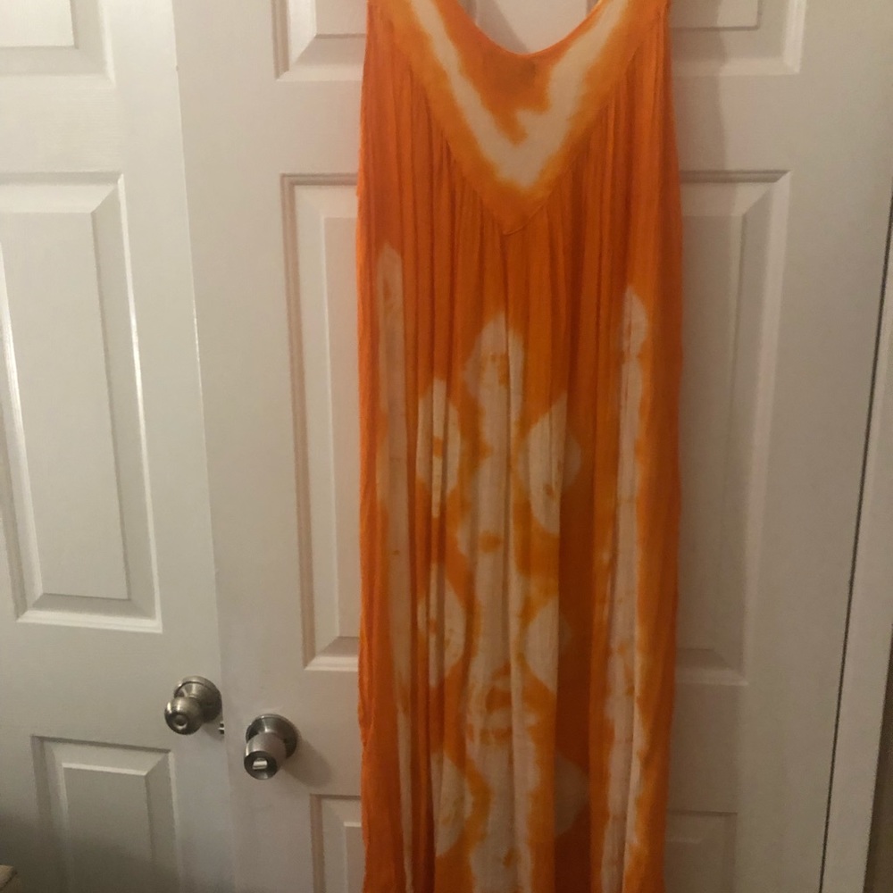 Dress fits well never worn